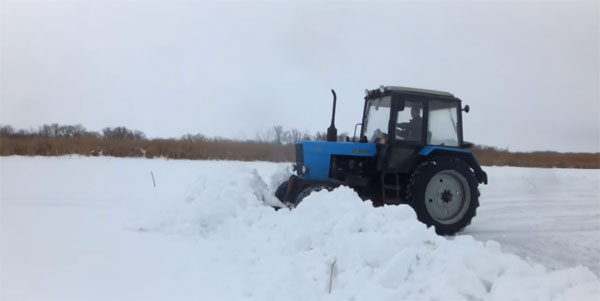 МТЗ-82.1 убирает снег